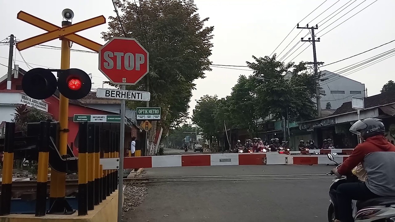 Perlintasan Kereta Api di Blitar Telah Berpalang