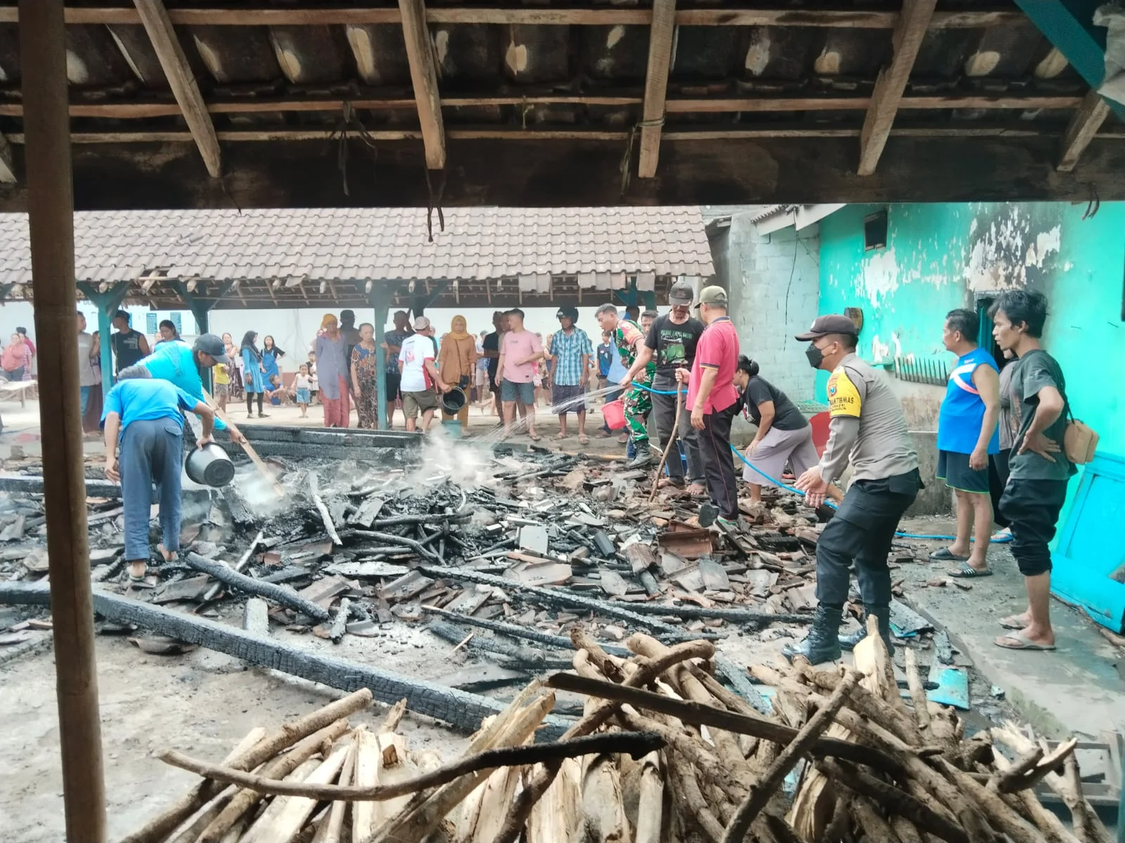 Kebakaran Hanguskan Satu Blok Pasar Ngadri